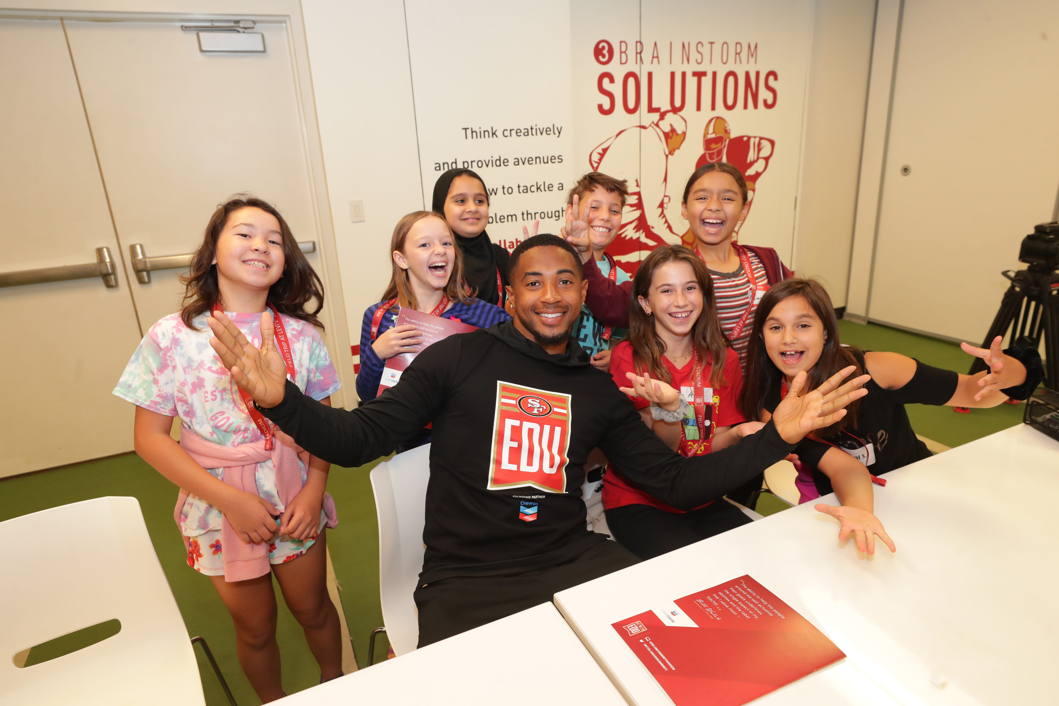 49ers player K’Waun Williams with students. 