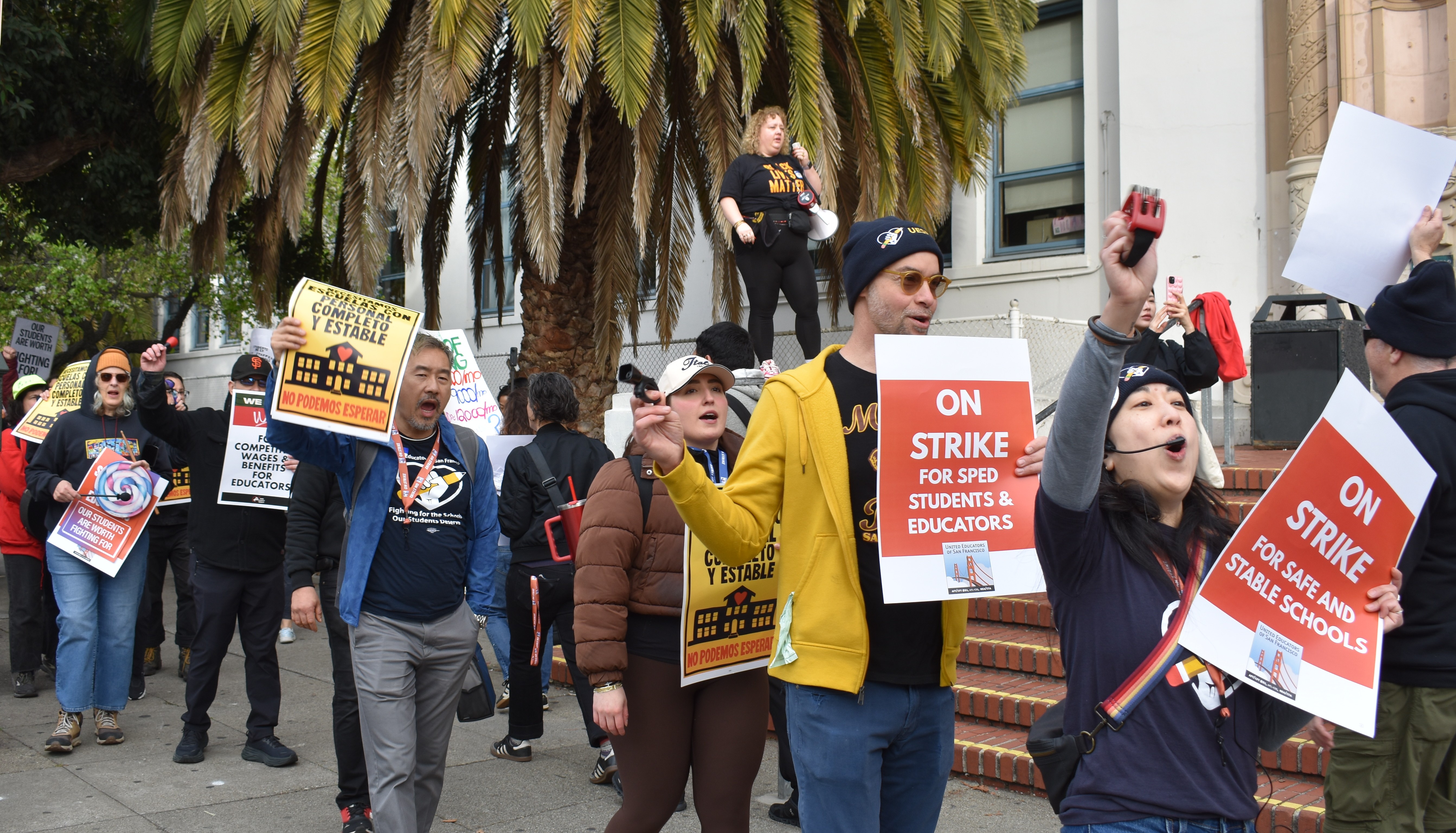 Photo of UESF members on strike